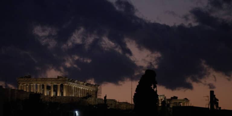 Καιρός: Θυελλώδεις άνεμοι και αισθητή πτώση της θερμοκρασίας την Τρίτη