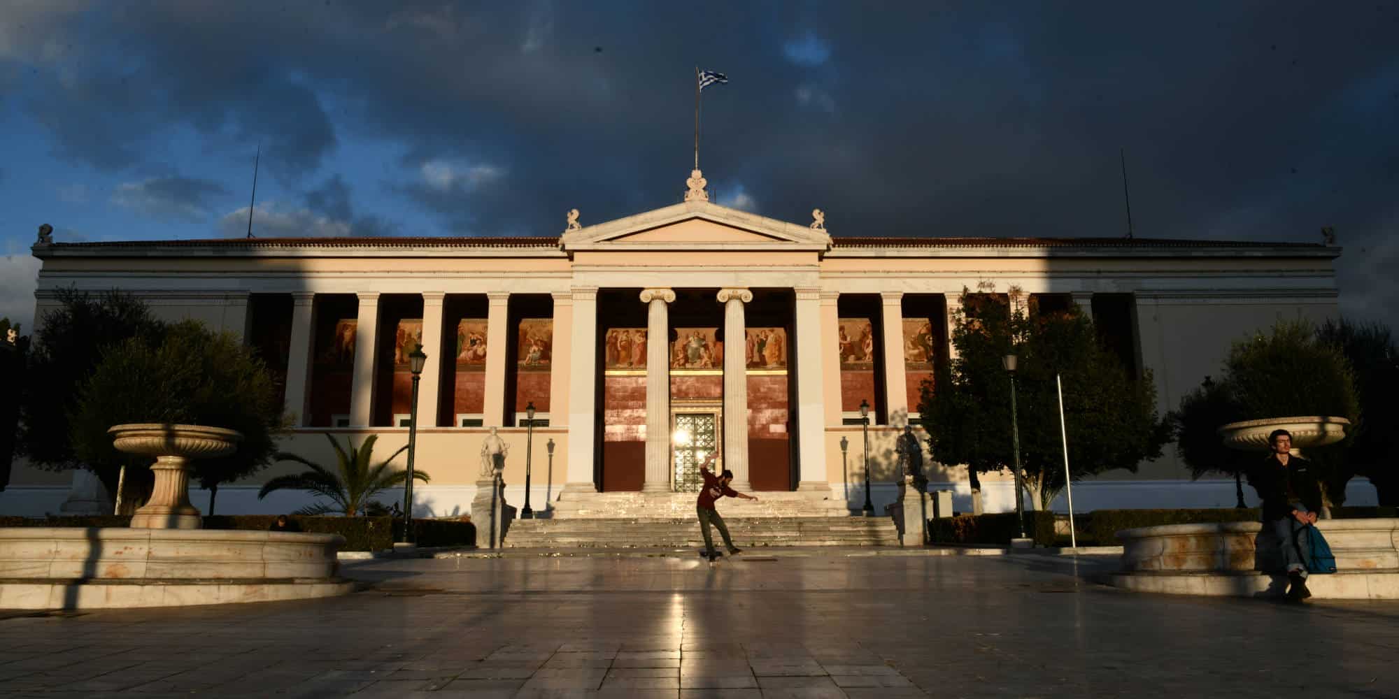Ήλιος στο κτίριο του Πανεπιστημίου Αθηνών