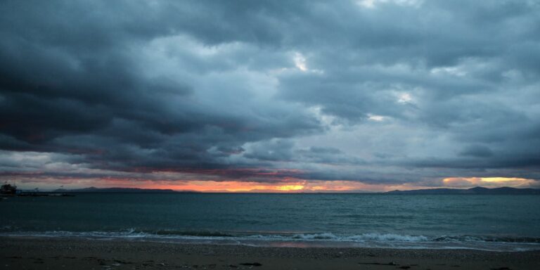 Καιρός: Αυξημένες νεφώσεις τη Δευτέρα στην Αττική – Πού θα έχει βροχές και χιόνια