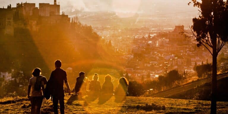 Ευρώπη και ΗΠΑ χαλαρώνουν τα μέτρα για τον κορονοϊό – Στόχος η επιστροφή στην κανονικότητα