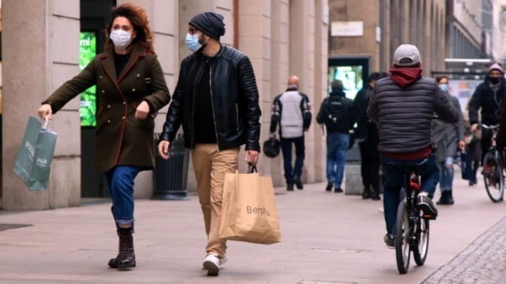 Πολίτες με μάσκες σε κεντρικό δρόμο στην Ιταλία