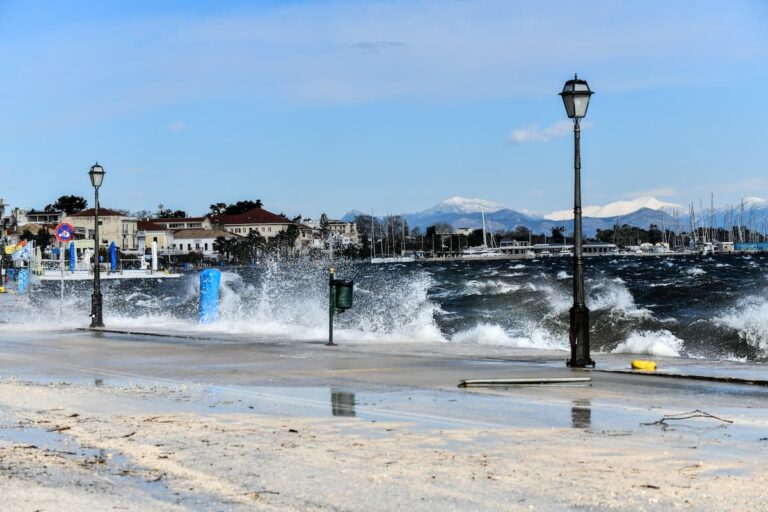 Καιρός: Κατακόρυφη πτώση της θερμοκρασίας με βροχές, χιόνια και θυελλώδεις ανέμους