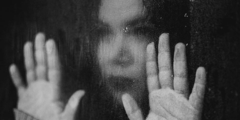 Πτολεμαΐδα: Φοιτήτρια κατήγγειλε τον βιασμό της από μπάρμαν σε αποθήκη μαγαζιού