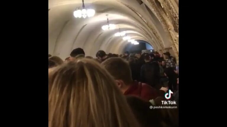 Εισβολή στην Ουκρανία: Κόσμος κρύφτηκε στα καταφύγια μετά τη ρωσική επέλαση (βίντεο)
