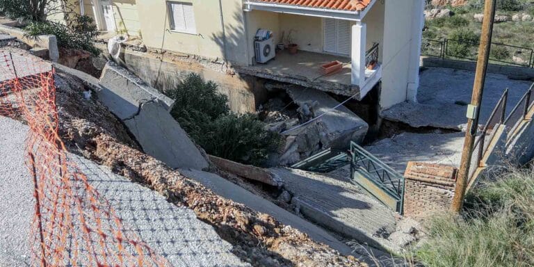 Οι φωτιές «βύθισαν» σπίτια στον Βουτζά, εξαιτίας καθίζησης του εδάφους (εικόνες)