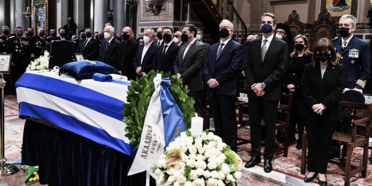 Το τελευταίο «αντίο» στον Χρήστο Σαρτζετάκη – Πλήθος πολιτικού κόσμου στην κηδεία του (εικόνες)