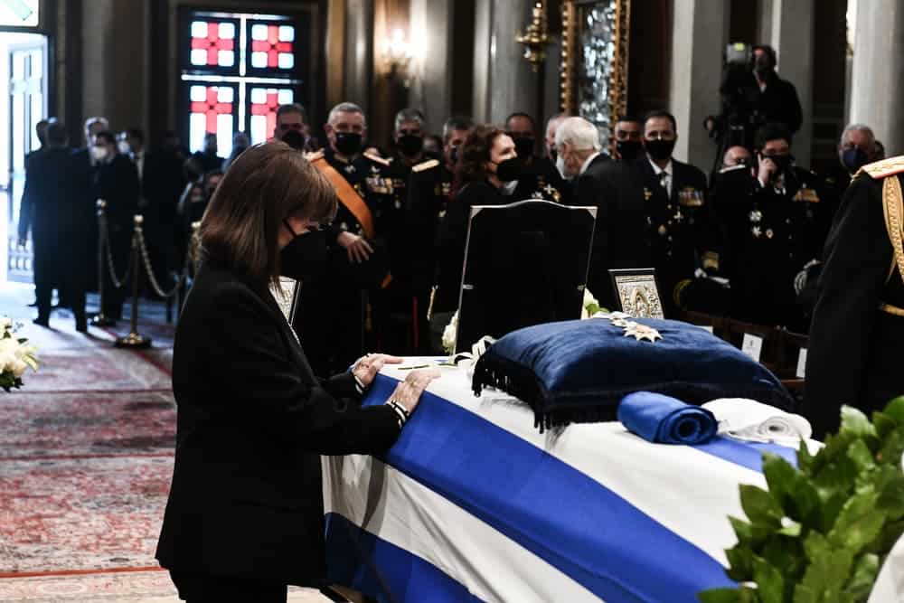 Η Κατερίνα Σακελλαροπούλου στην κηδεία του Χρήστου Σαρτζετάκη