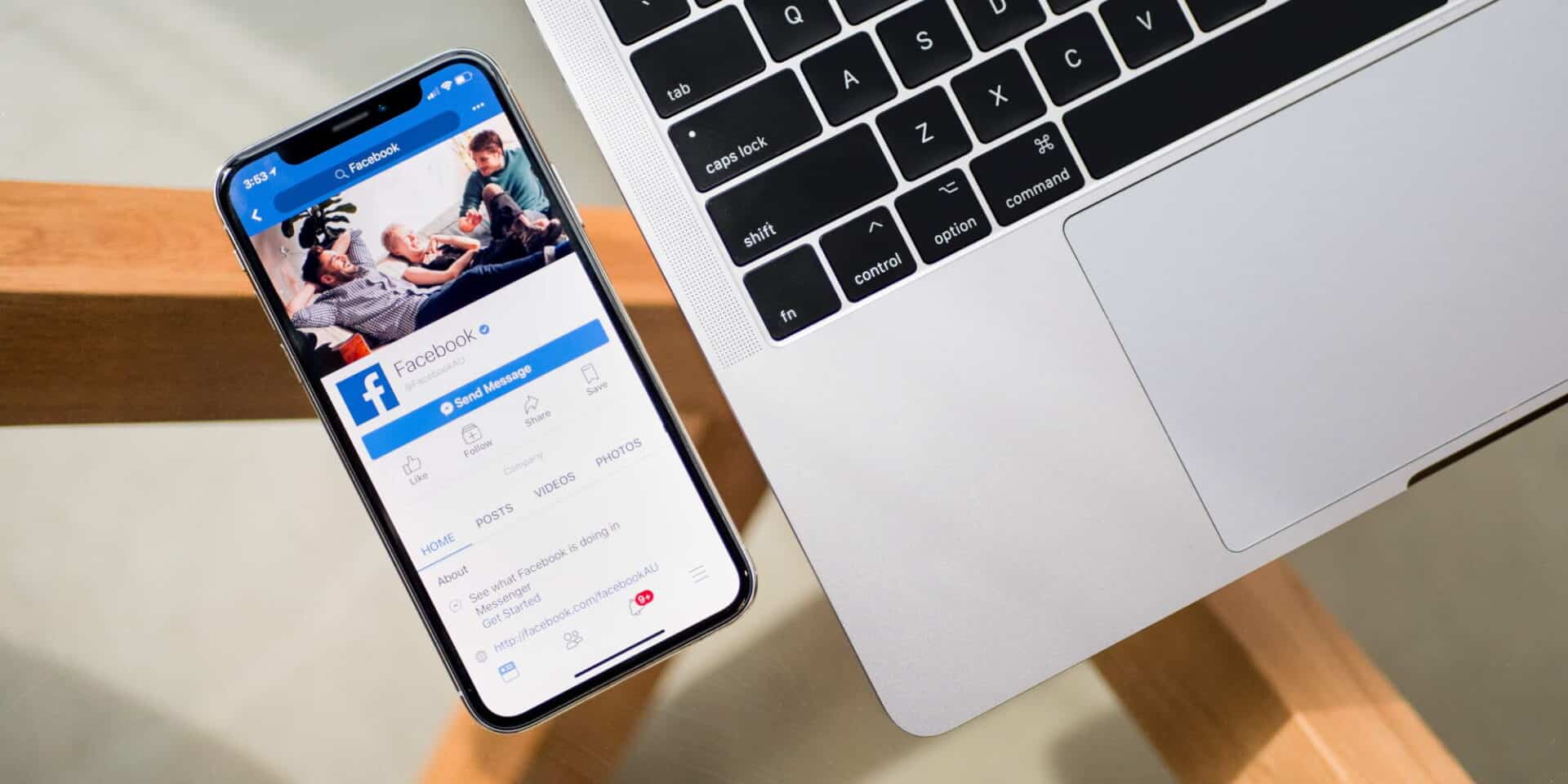 Η εφαρμογή του Facebook στην οθόνη κινητού τηλεφώνου