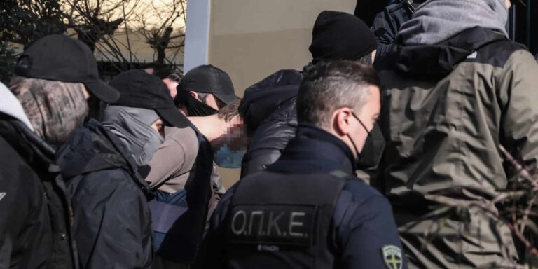 Δολοφονία στην Κυψέλη: Στον ανακριτή η μητέρα του 7χρονου και ο πρώην σύντροφός της – Τους αποδοκίμασαν