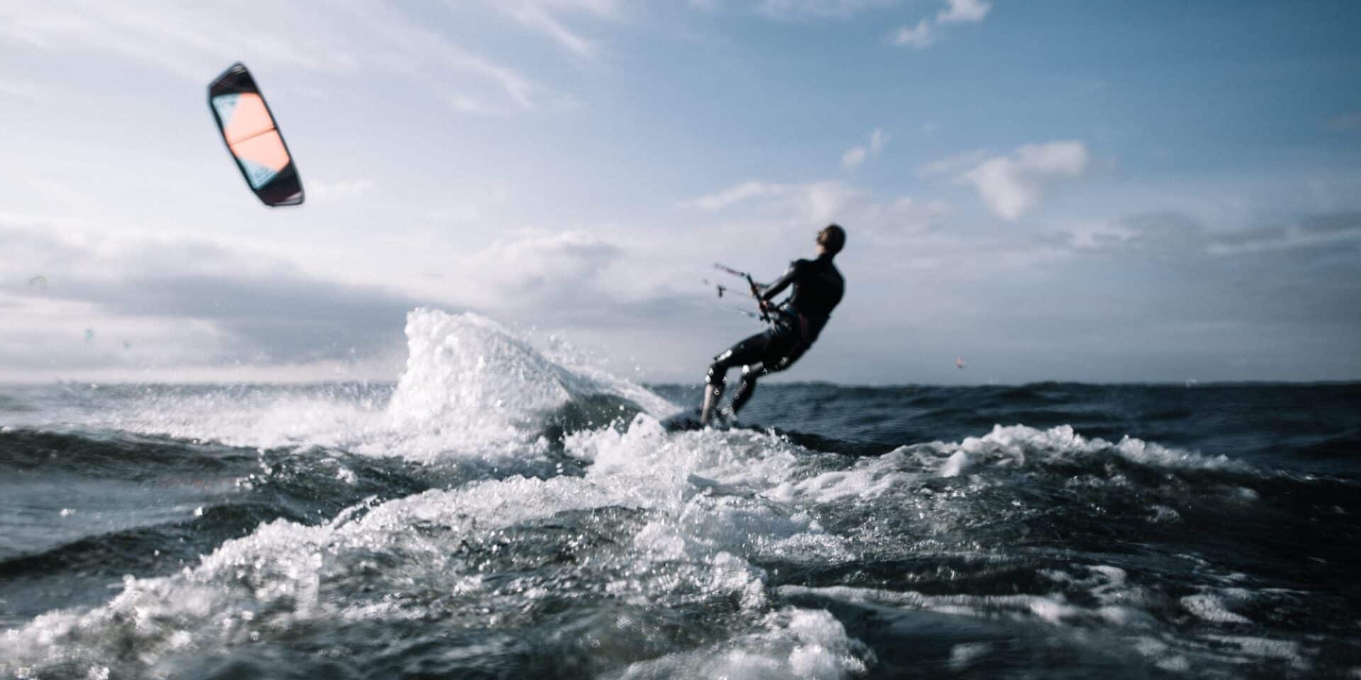 Άνδρας κάνει kite surfing