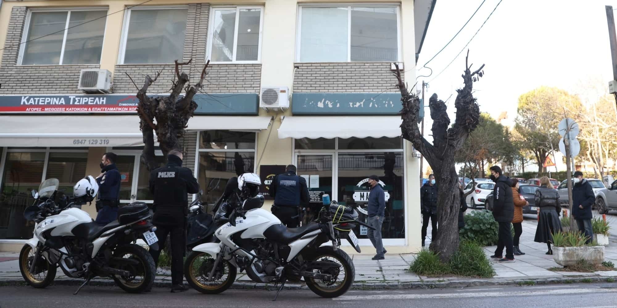 Αστυνομία έξω από το κομμωτήριο που σημειώθηκε οπαδική βία