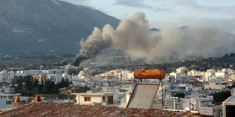 Στις φλόγες αποθήκη ζωοτροφών στο Κορωπί