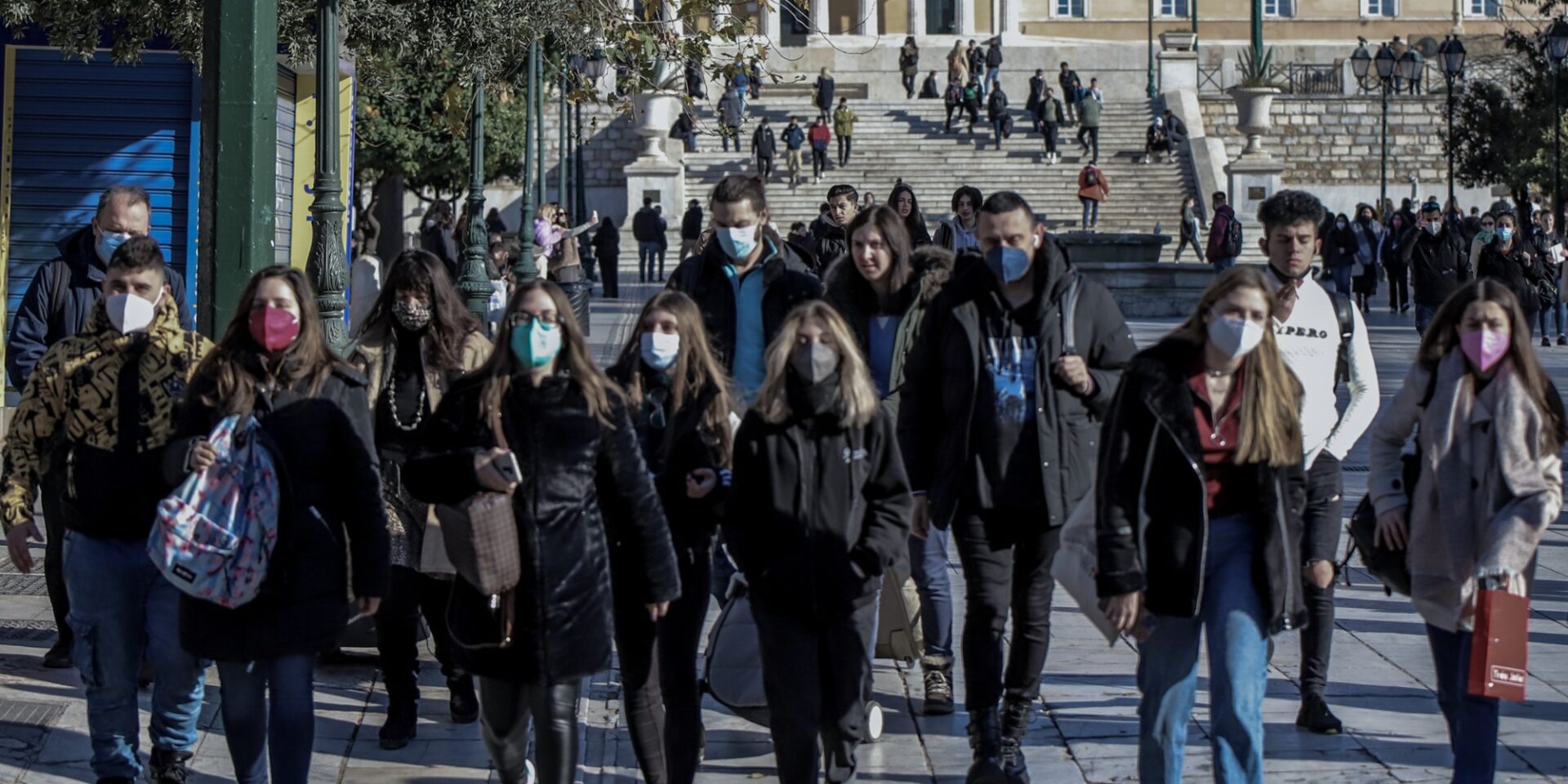 Κόσμος στην πλατεία Συντάγματος