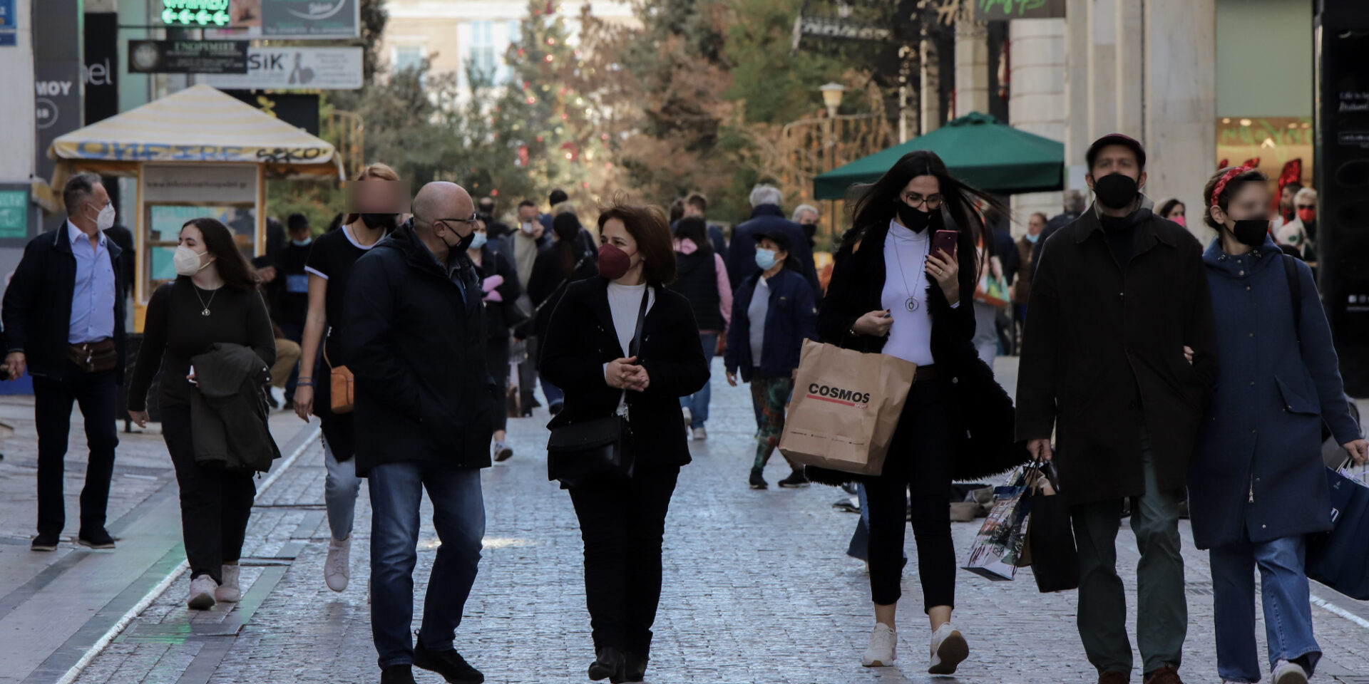 Κόσμος στην Ερμού στο κέντρο της Αθήνας