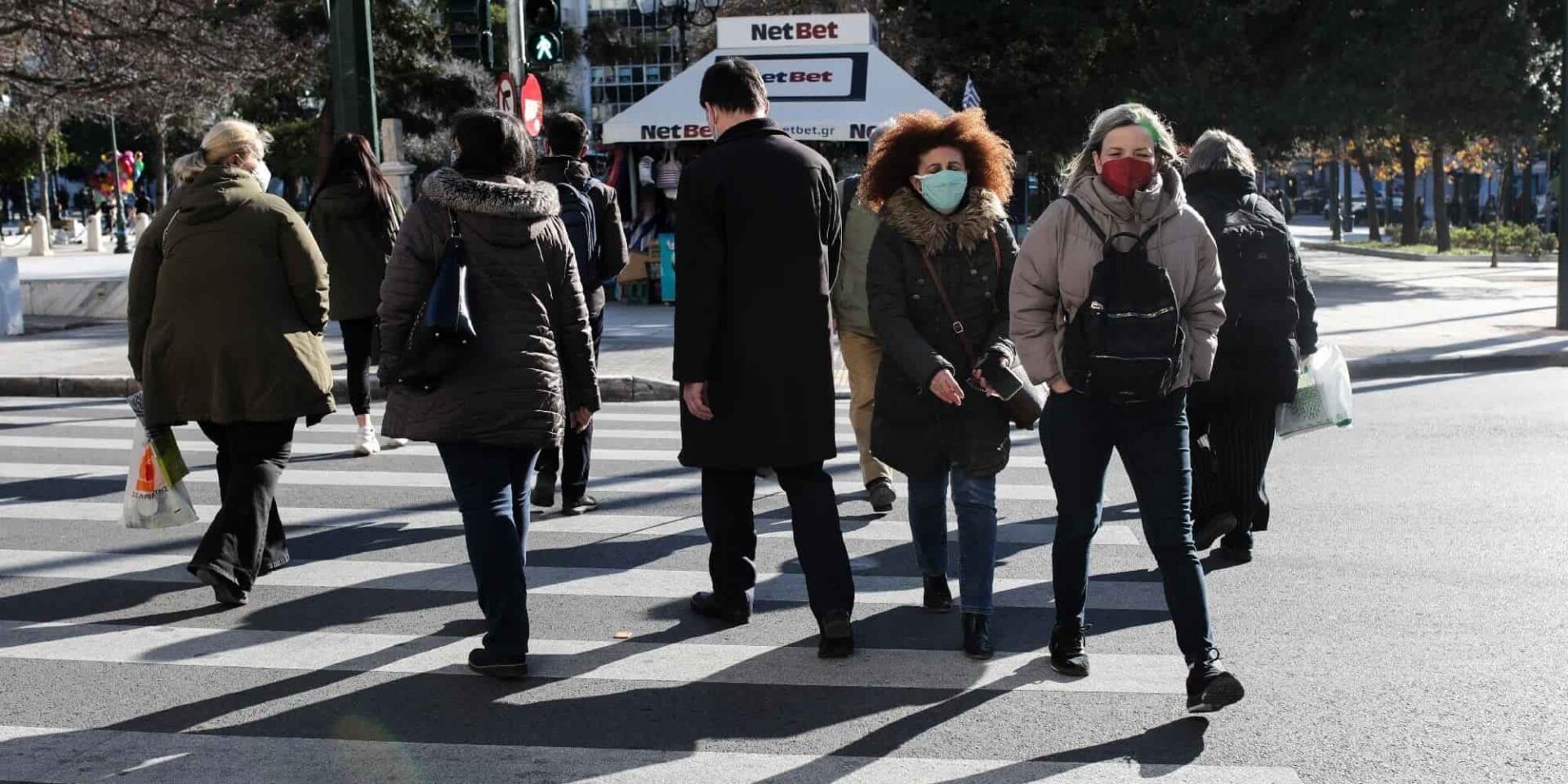 Κόσμος περπατάει στο κέντρο της Αθηνας