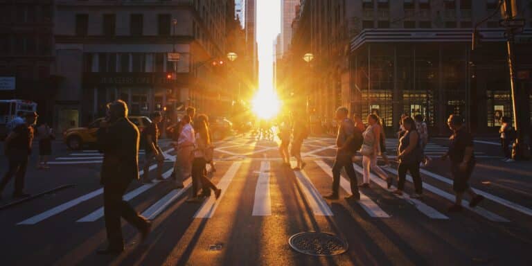 Η Νέα Υόρκη «βγάζει» τις μάσκες για τον κορονοϊό