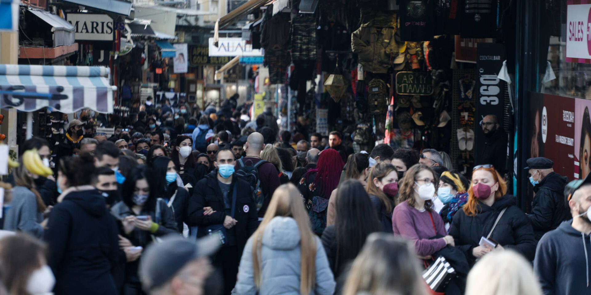 Κόσμος στο Μοναστηράκι με μάσκες
