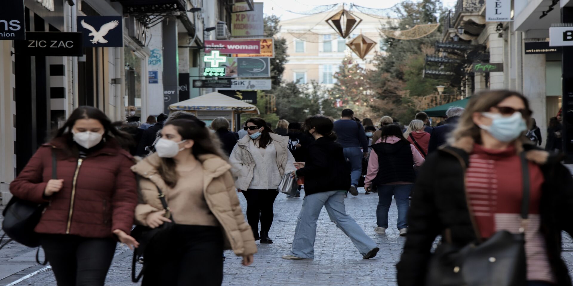 Κόσμος περπατάει στην Ερμού - Κρούσματα