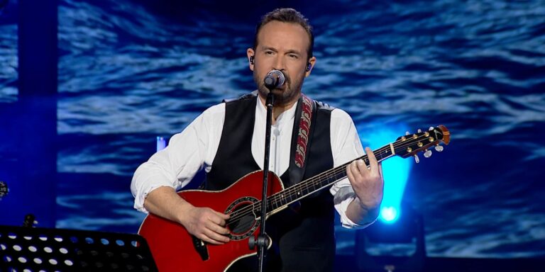 Ο Κώστας Μακεδόνας τραγουδά «Σπίτι με το MEGA» (βίντεο)  