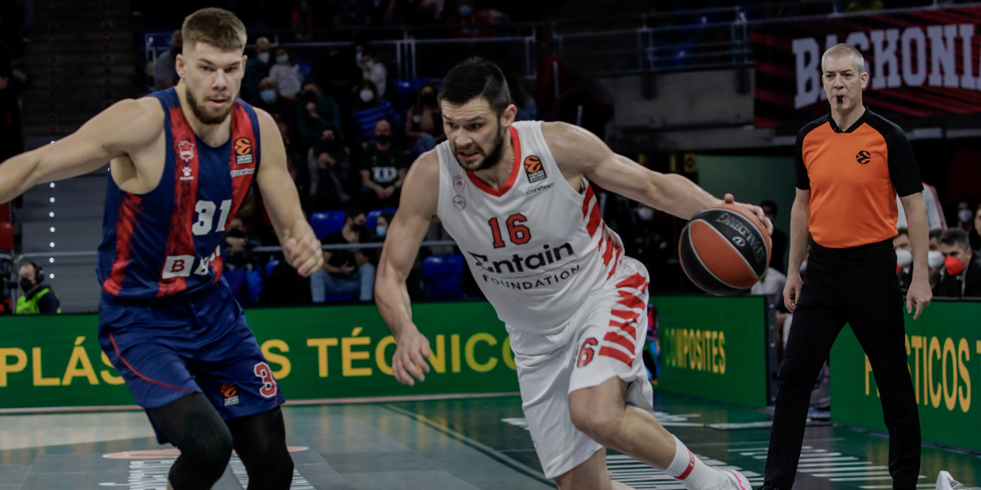 Ο Κώστας Παπανικολάου στον αγώνα της Euroleague με την Μπασκόνια