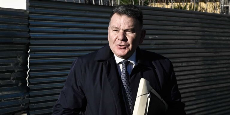 Επιτέθηκαν στον Κούγια μετά τη διακοπή της δίκης Λιγνάδη – Του πέταξαν μπουκάλι με νερό