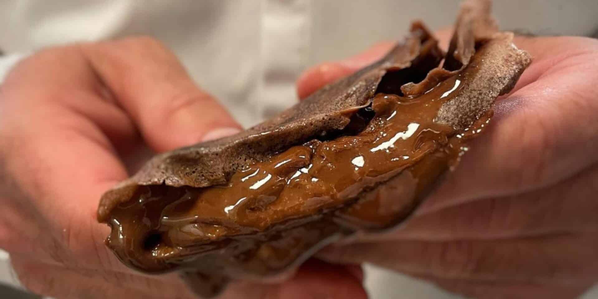 Μια κρέπα σοκολάτα με πραλίνα