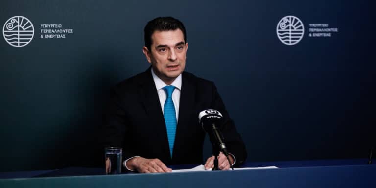 Σκρέκας: «Η ΔΕΗ έχει αξιοποιήσει 600 εκατ. ευρώ για απορρόφηση αυξήσεων – Το Δημόσιο διαθέτει 1,4 δισ. από δημοπρασίες ρύπων και αγορά ηλεκτρικής ενέργειας»