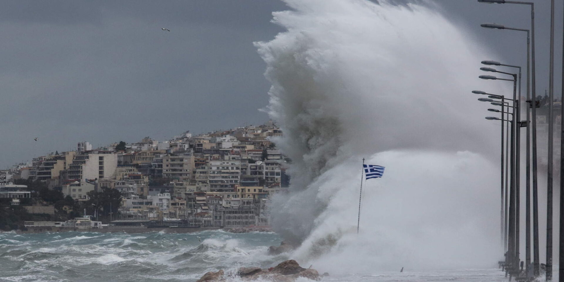 Μεγάλα κύματα στη θάλασσα, καθώς ο καιρός επιδεινώνεται σε όλη τη χώρα