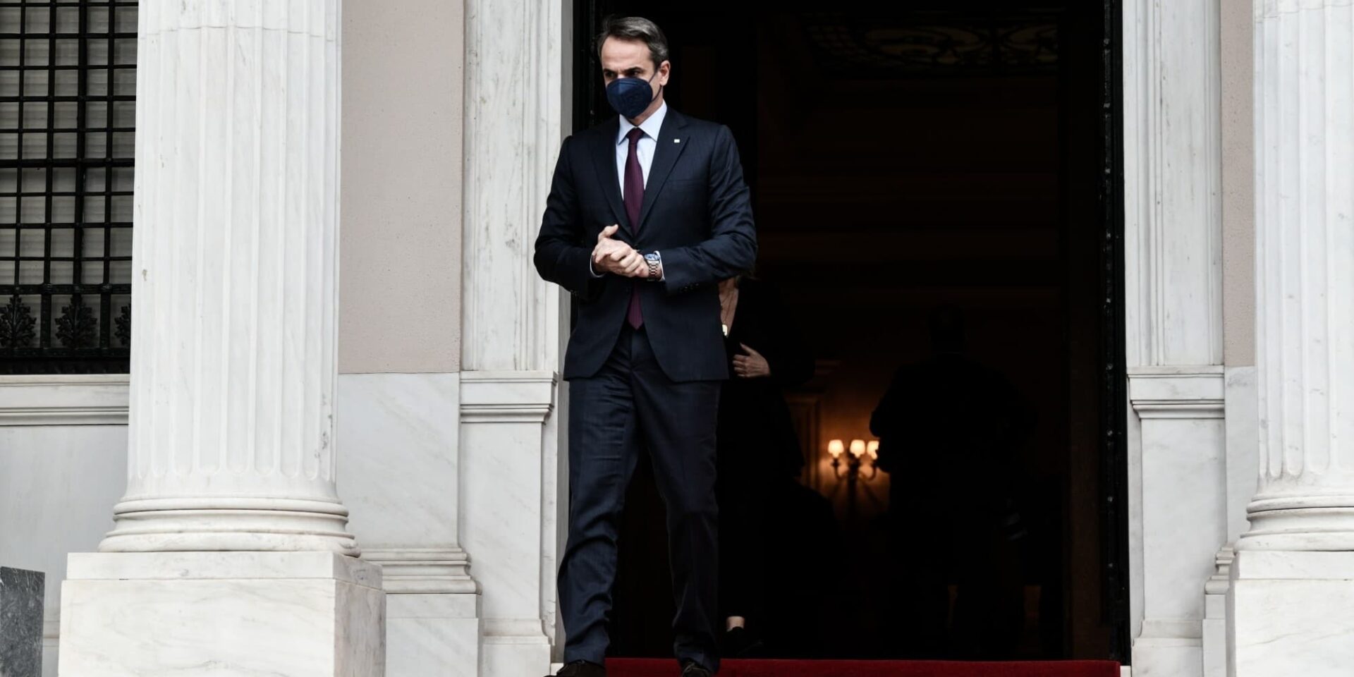 O Κυριάκος Μητσοτάκης βγαίνει από το Μέγαρο Μαξίμου