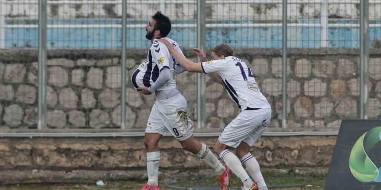 Super League: Ο Απόλλων Σμύρνης νίκησε (1-2) και κράτησε μαζί του στα χαμηλά τη Λαμία