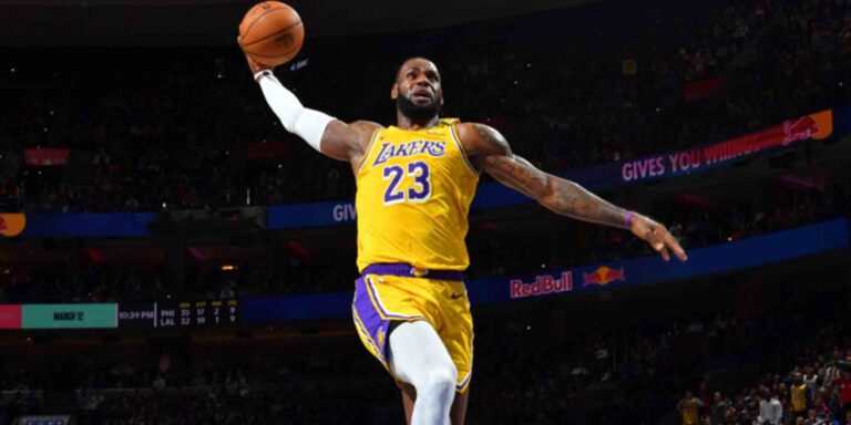 Ο ΛεΜπρον στα 39 του θέλει να παίξει στην ίδια ομάδα με το γιο του