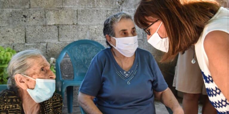 Η Κατερίνα Σακελλαροπούλου αποχαιρετά τη γιαγιά – σύμβολο της Λέσβου, Ευστρατία Μαυραπίδου