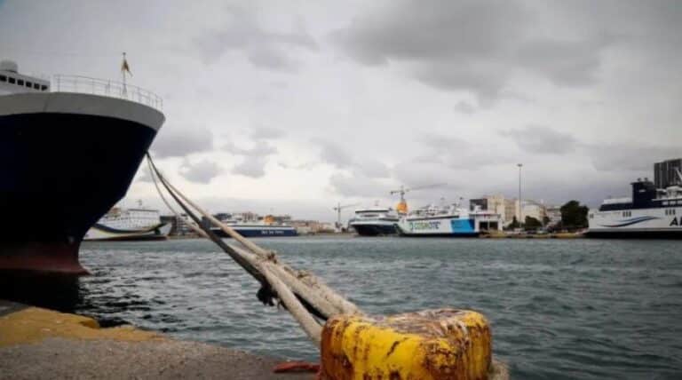 Δεμένα τα πλοία στα λιμάνια Πειραιά, Ραφήνας και Λαυρίου λόγω ισχυρών ανέμων