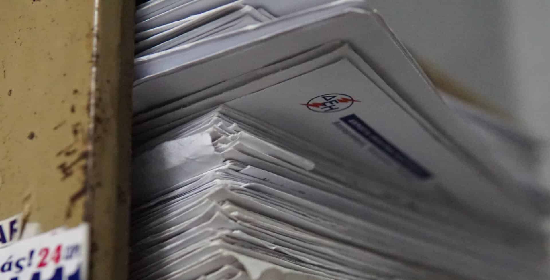 Στοίβα με λογαριασμούς της ΔΕΗ
