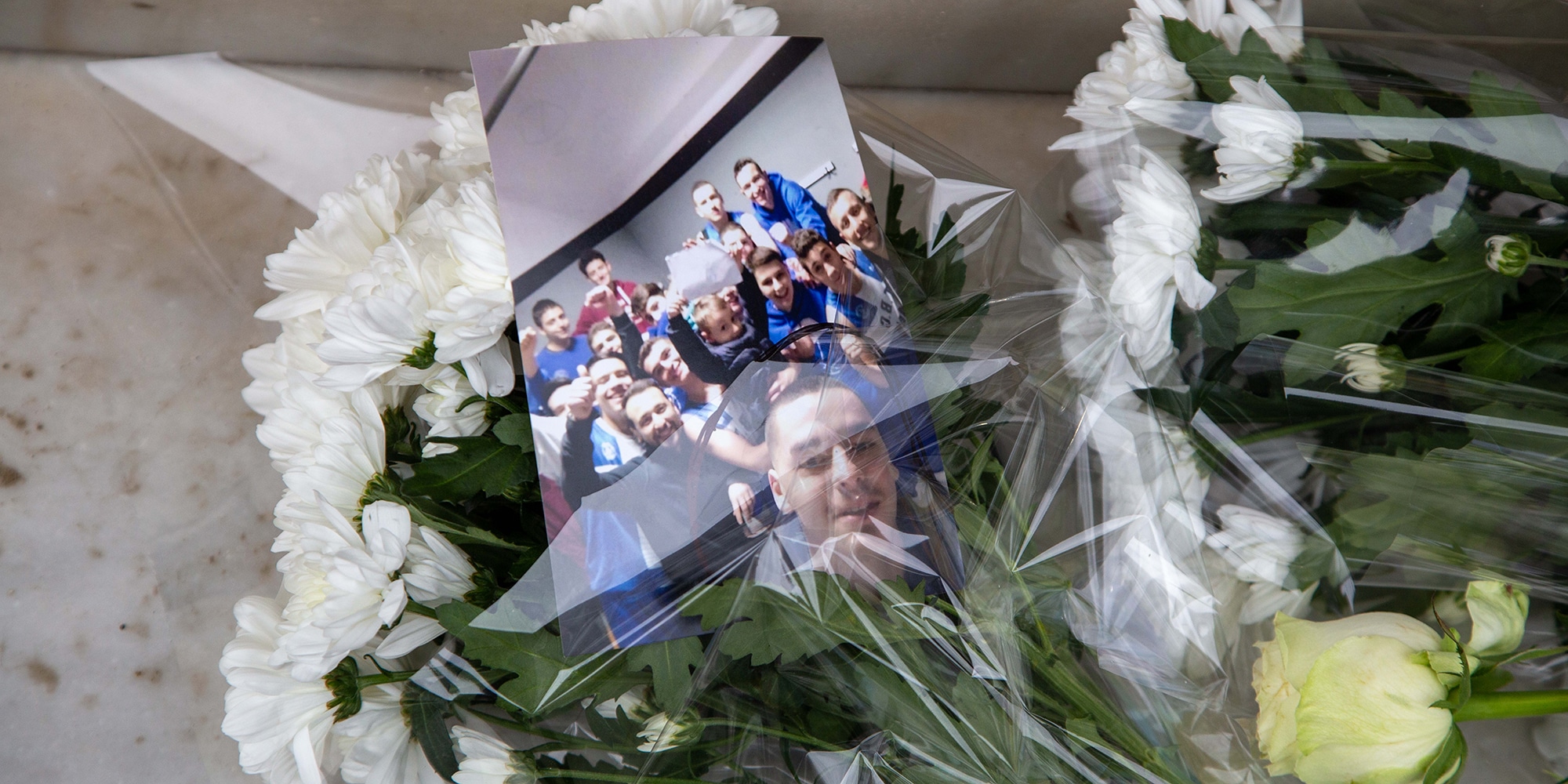 Λουλούδια στο σημείο όπου δολοφονήθηκε ο 19χρονος Άλκης