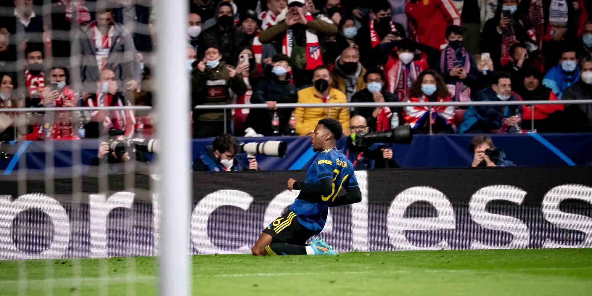 Ο 19χρονος Ελάνγκα πανηγυρίζει το γκολ στο ματς του Champions League απέναντι στην Ατλέτικο Μαδρίτης