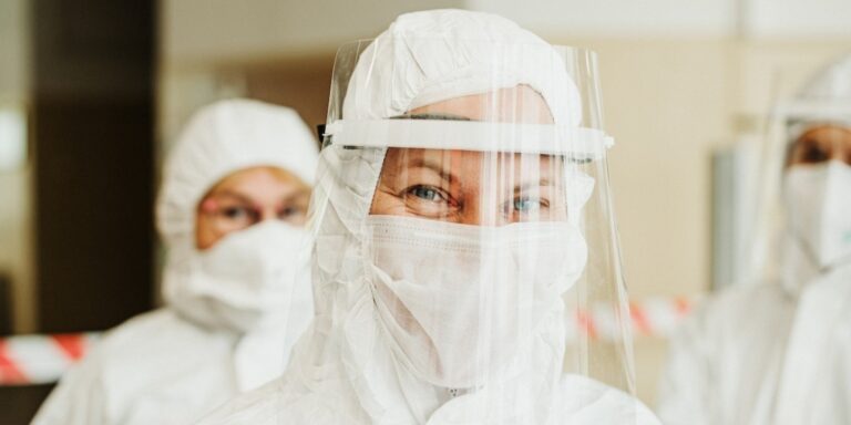 Το ECDC τονίζει το πόσο σημαντική είναι η χρήση μάσκας για τον περιορισμό της μετάδοσης του κορονοϊού