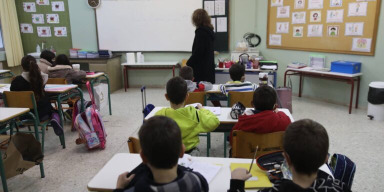 Θεσσαλονίκη: Αρνητές γονείς δεν στέλνουν για μάθημα 47 παιδιά – Λένε ότι τα έγραψαν σε σχολεία στην Αλάσκα! (βίντεο)