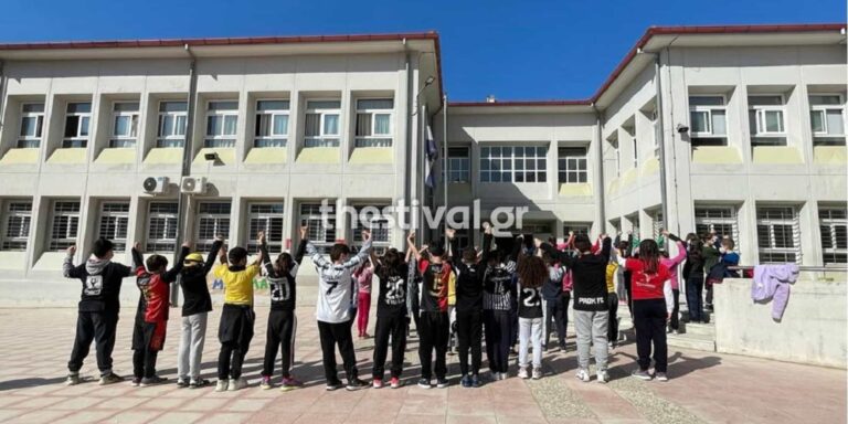 Μαθητές στη Θεσσαλονίκη φόρεσαν την φανέλα της ομάδας τους και έστειλαν μήνυμα κατά της οπαδικής βίας (βίντεο)