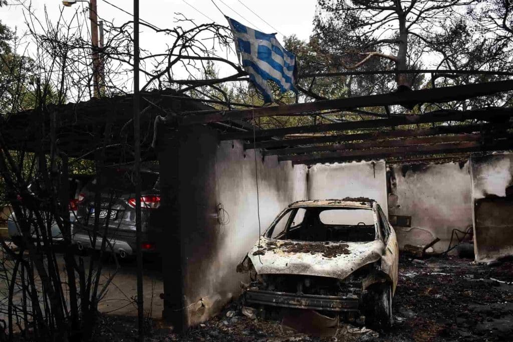 Καμένο σπίτι και αυτοκίνητο από τις καταστροφικές φωτιές στο Μάτι