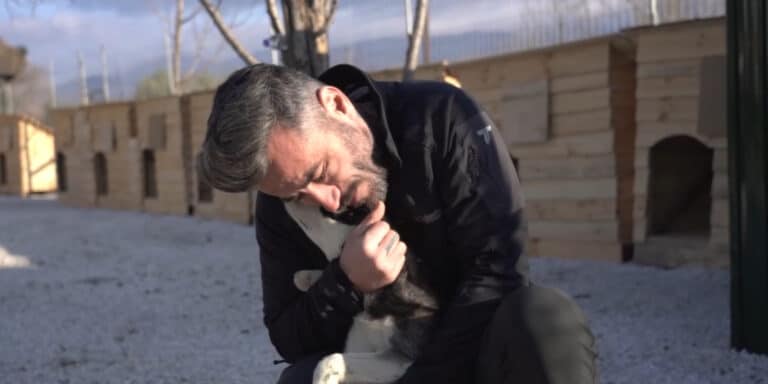 Η ιστορία της Τσίχλας, του κακοποιημένου σκύλου που υιοθέτησε ο Γιώργος Μαυρίδης (βίντεο)