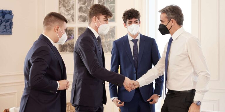 Ο Κυριάκος Μητσοτάκης συνάντησε τη μαθητική ομάδα Minders: «Έχουμε στηρίξει πολύ τη ρομποτική» (εικόνες)