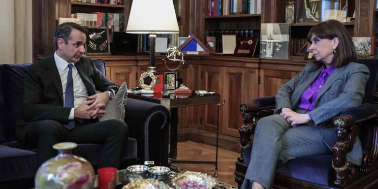 Μητσοτάκης σε Σακελλαροπούλου: «Θα ενημερώσω την Βουλή την Τρίτη για την Ουκρανία – Είμαστε έτοιμοι για τις αναταράξεις»