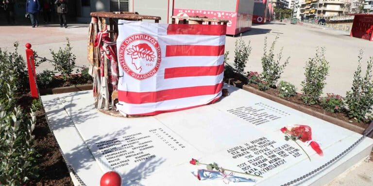 Στεφάνι της ΑΕΚ στο μνημείο της Θύρας 7 (εικόνες)