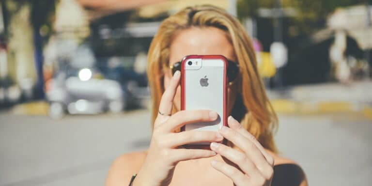 mobilefees.gov.gr: Πάνω από μισό εκατομμύριο νέοι απαλλάχθηκαν από τα τέλη κινητής τηλεφωνίας 