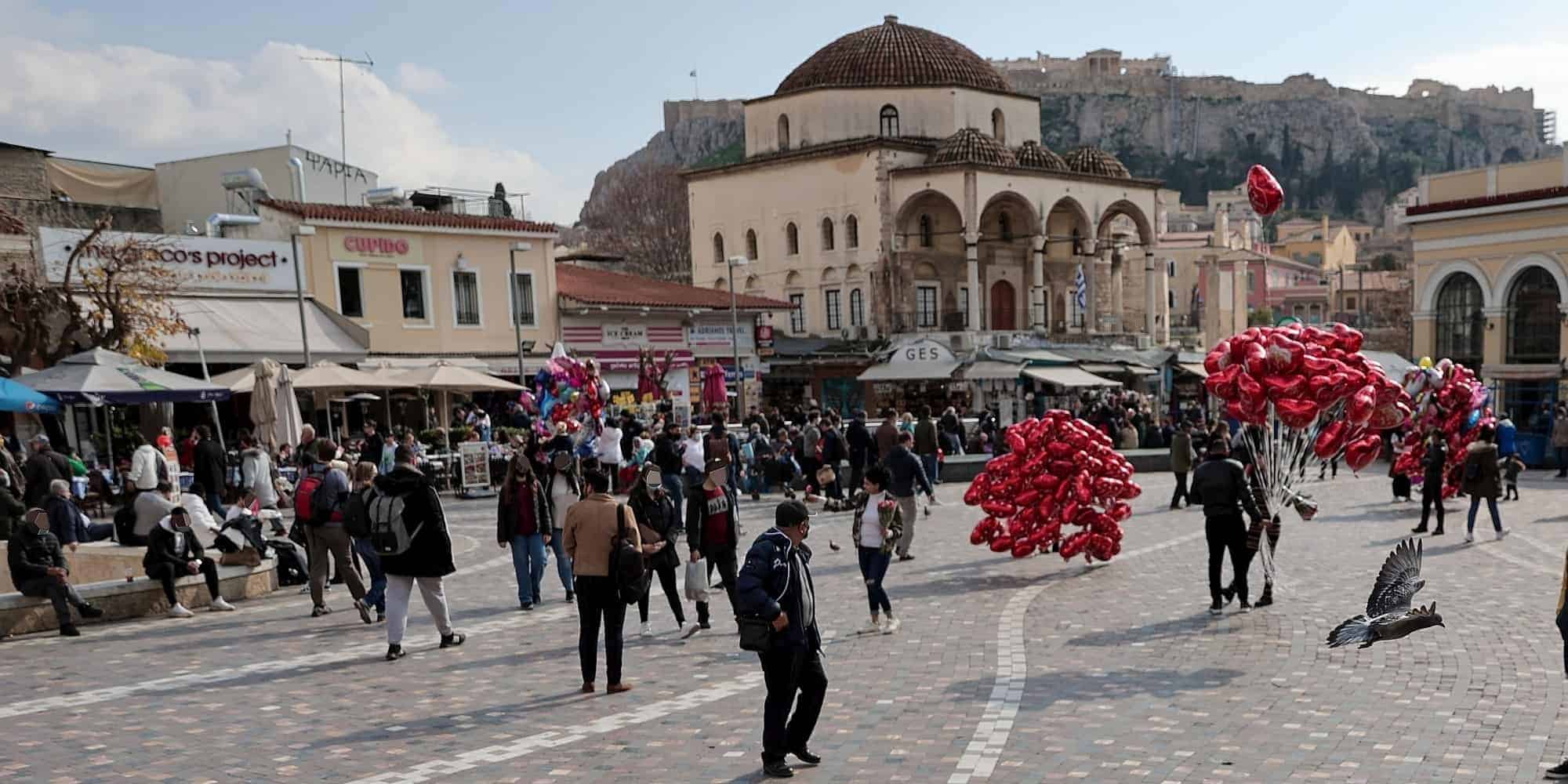 Κόσμος περπατάει στο Μοναστηράκι την ημέρα του Αγίου Βαλεντίνου