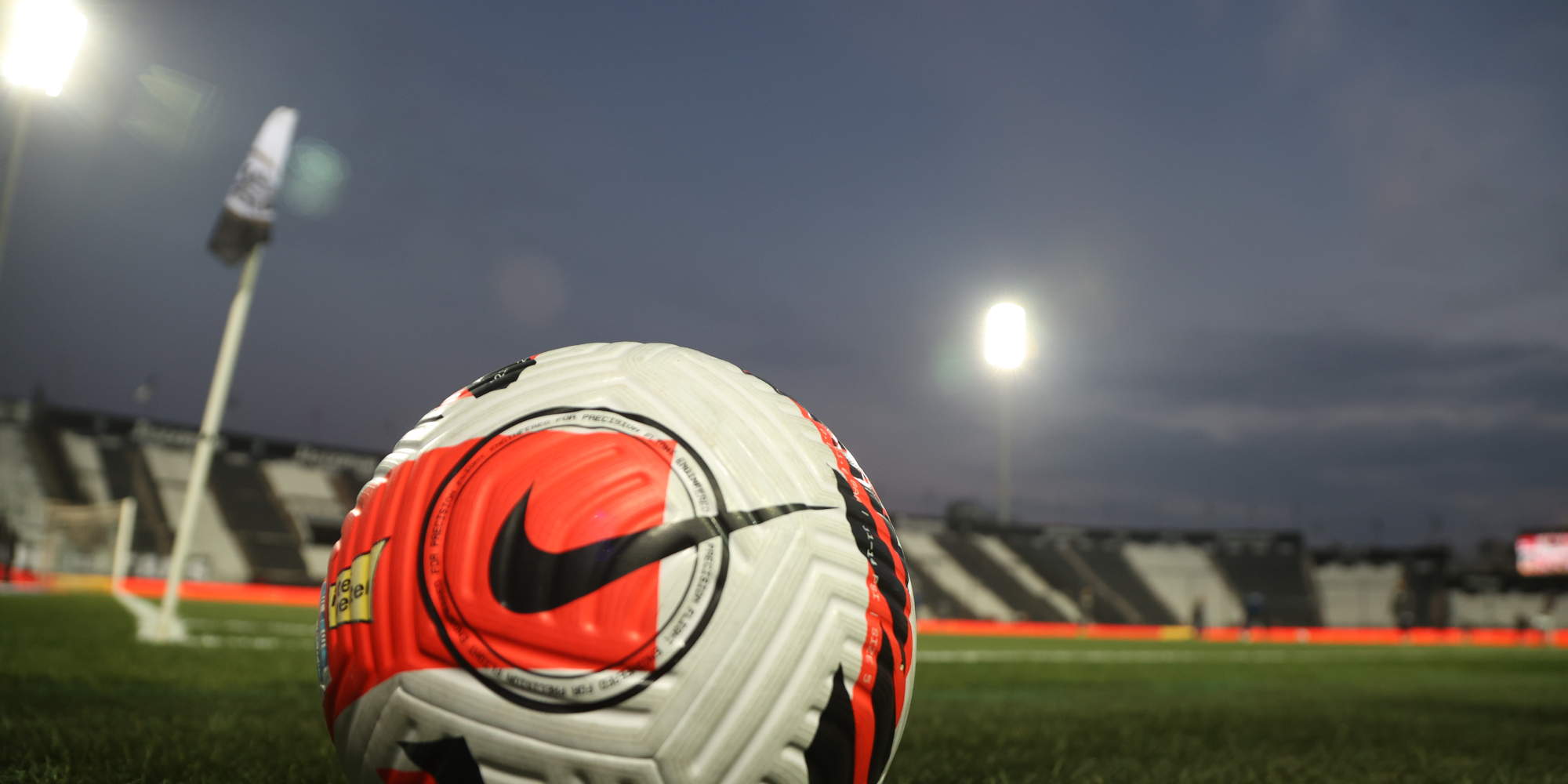 Γήπεδα ποδοσφαίρου και μια μπάλα στο χορτάρι - Ποδόσφαιρο