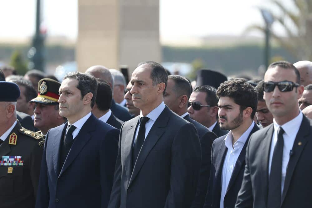 Ο Αλάα Μουμπάρακ, δεύτερος από αριστέρα και ο αδελφός του Γκαμάλ δίπλα του 