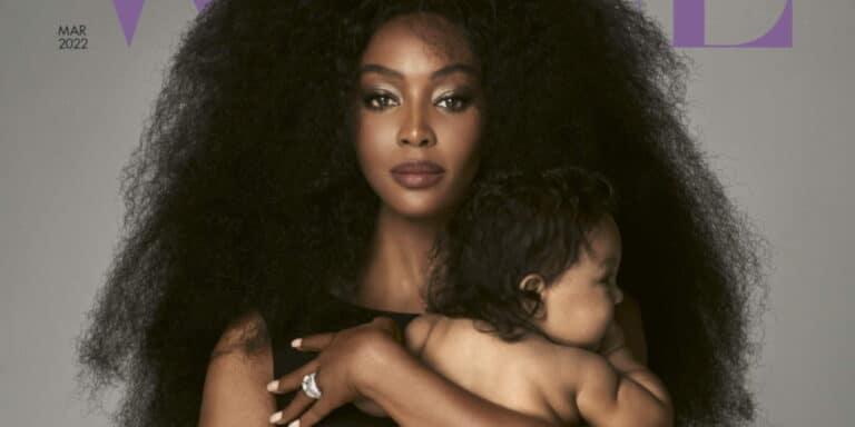 H Naomi Cambell ποζάρει στα 51, αγκαλιά με την 9 μηνών κόρη της κι αποκαλύπτει: «Δεν είναι υιοθετημένη, είναι δικό μου παιδί»