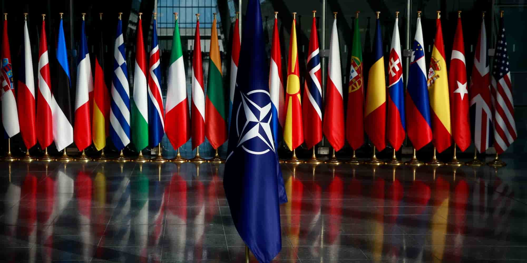 Σημαία του NATO μπροστά από τις σημαίες των κρατών μελών της συμμαχίας